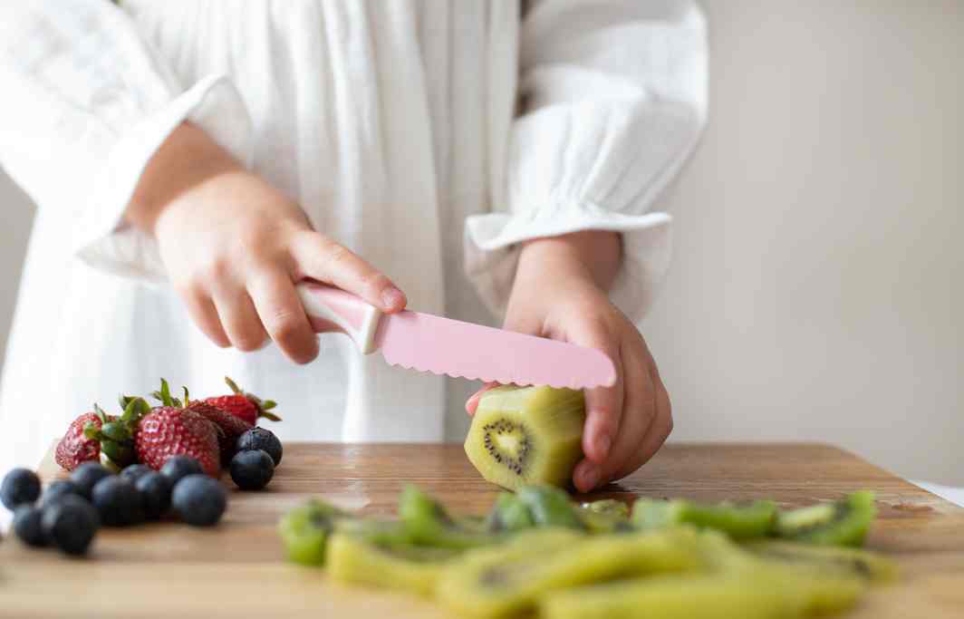 Cuisiner en famille : comment impliquer les enfants dans la préparation des repas peut avoir des bénéfices sur leur développement