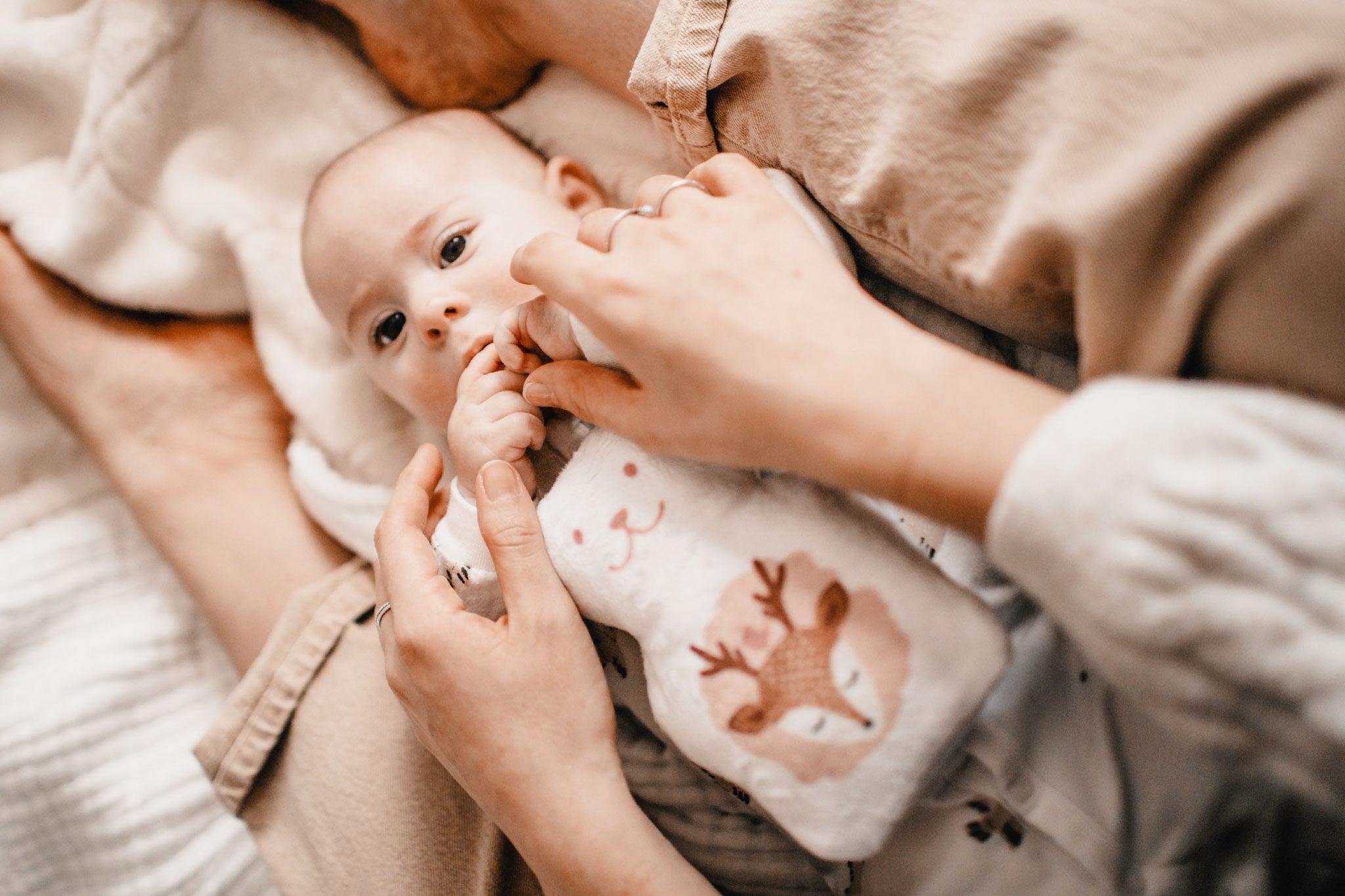 Parent qui apaise son bébé