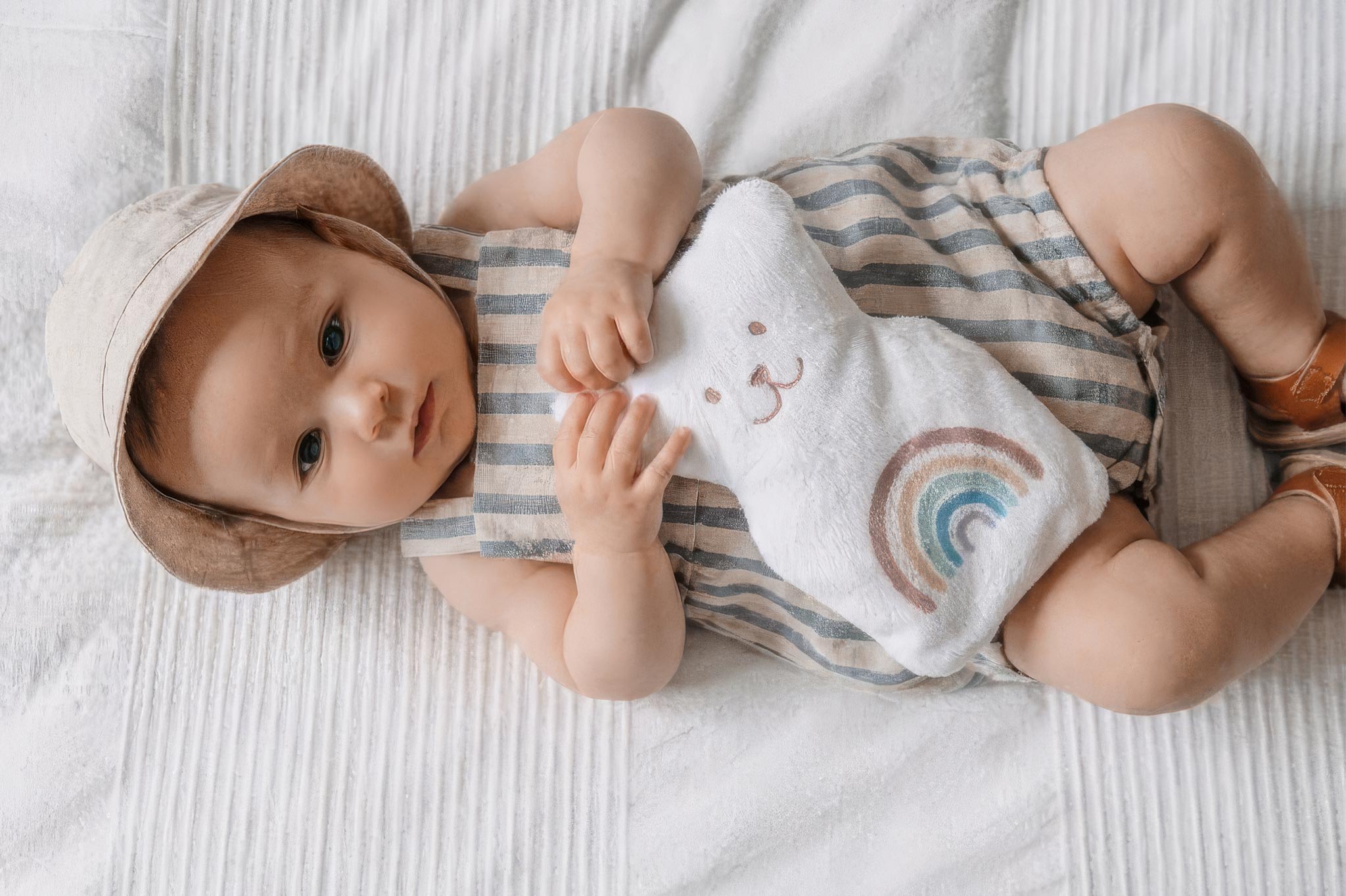 Bébé apaisé avec son ourson