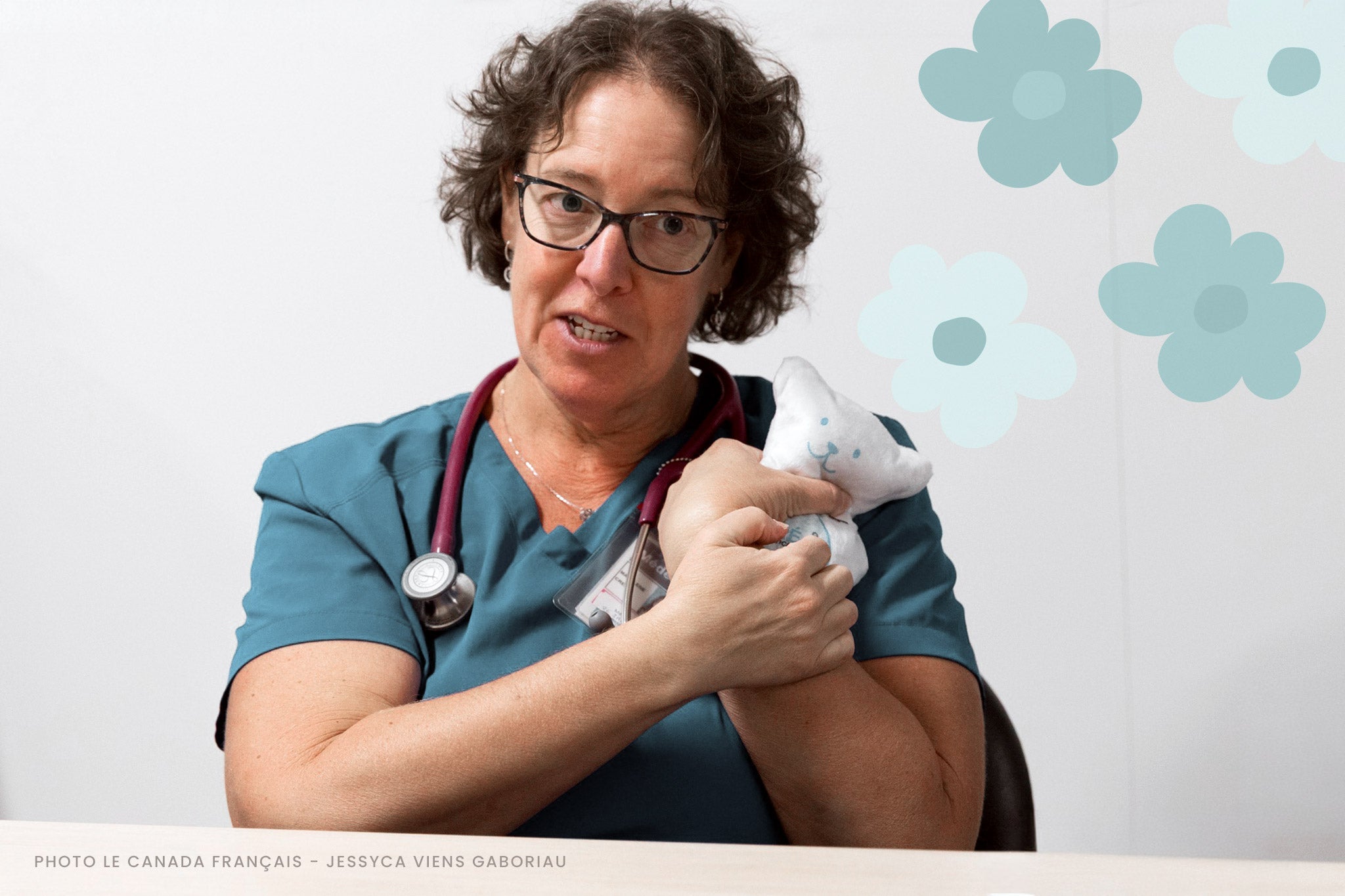 Professionnelle de la santé avec un ourson Béké-Bobo