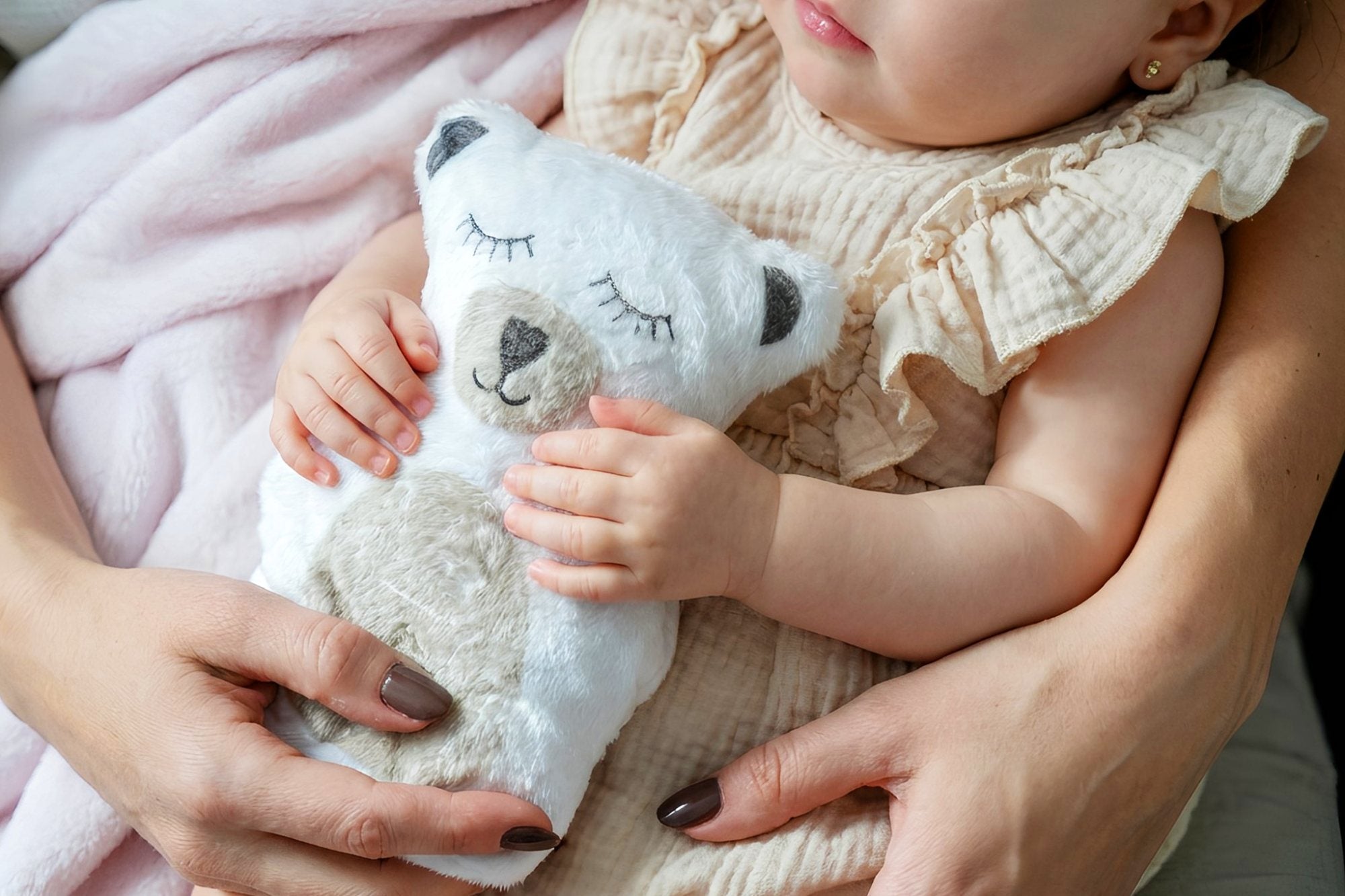 Enfant qui câline son ourson Béké-Bobo
